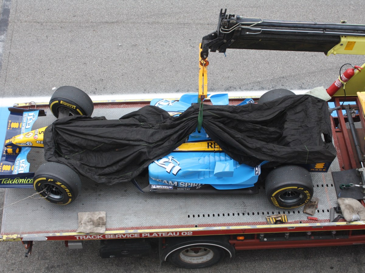 Grand Prix de France Historique 2025 : La parade de Franck Montagny avortée, la Renault R25 termine en&nbsp;feu